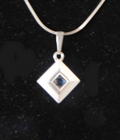 Uniek collier - wit goudkleurig - met hanger - en blauwe Saffier