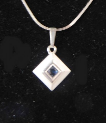Uniek collier - wit goudkleurig - met hanger - en blauwe Saffier - Afbeelding 2