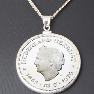 Hetty'S - Grote zilveren - 10 gulden munt - 1945-1970 - Wilhelmina en Juliana - Gezet in zilveren rand - Met collier van 60 cm